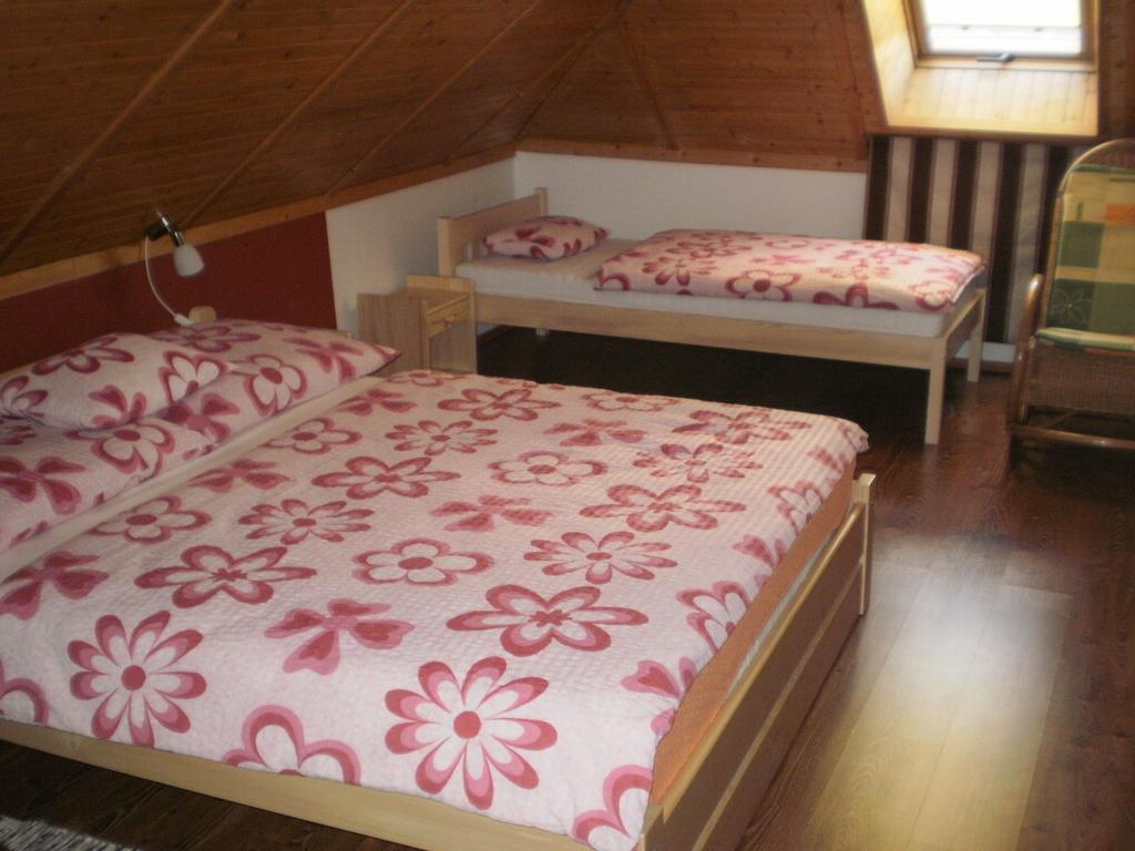 Privat Buk 100 Apartamento Jindřichŭv Hradec Quarto foto
